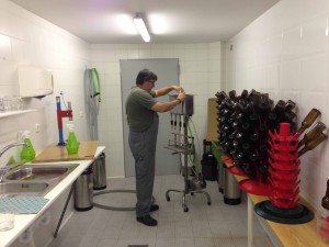 Antoni en la embotelladora 